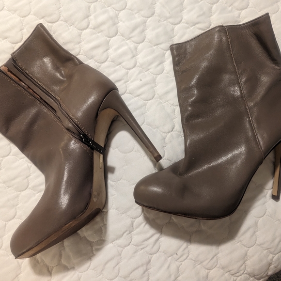 Sz 10 Louise et Cie Women's Leather Booties Ankle Boots Stiletto Heel Dress Boot - Picture 3 of 6